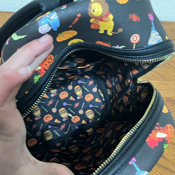 Disney loungefly Winnie the Pooh Halloween backpack, glows in the dark - Picture 4 of 5